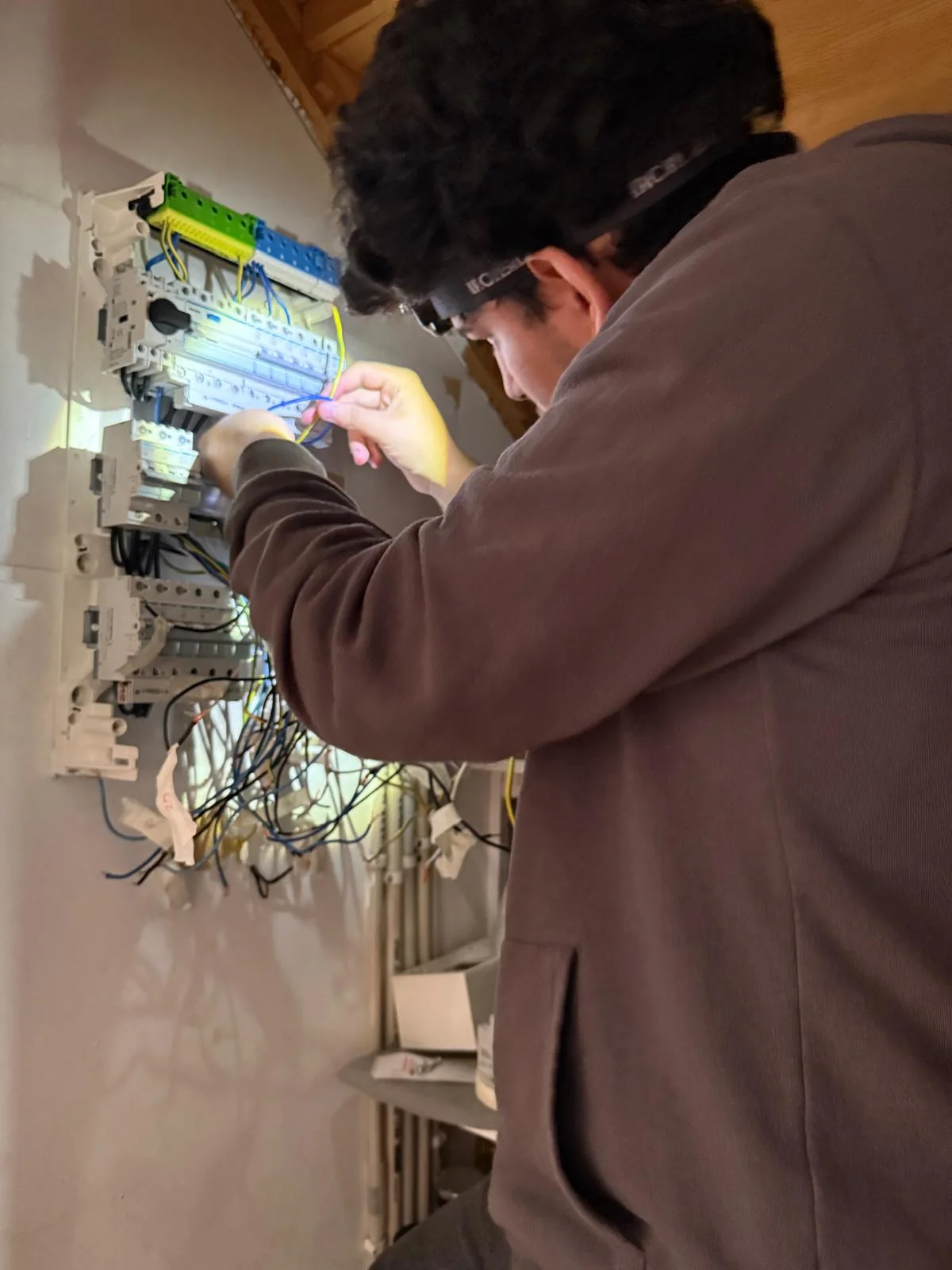 Elektriker felsöker i en elcentral