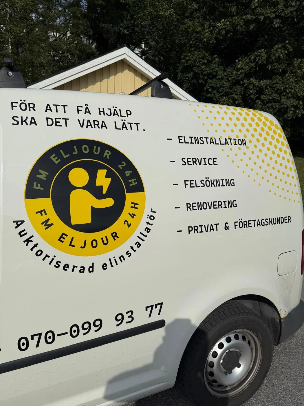 FM Eljours servicebil med texten För att få hjälp ska det vara lätt
